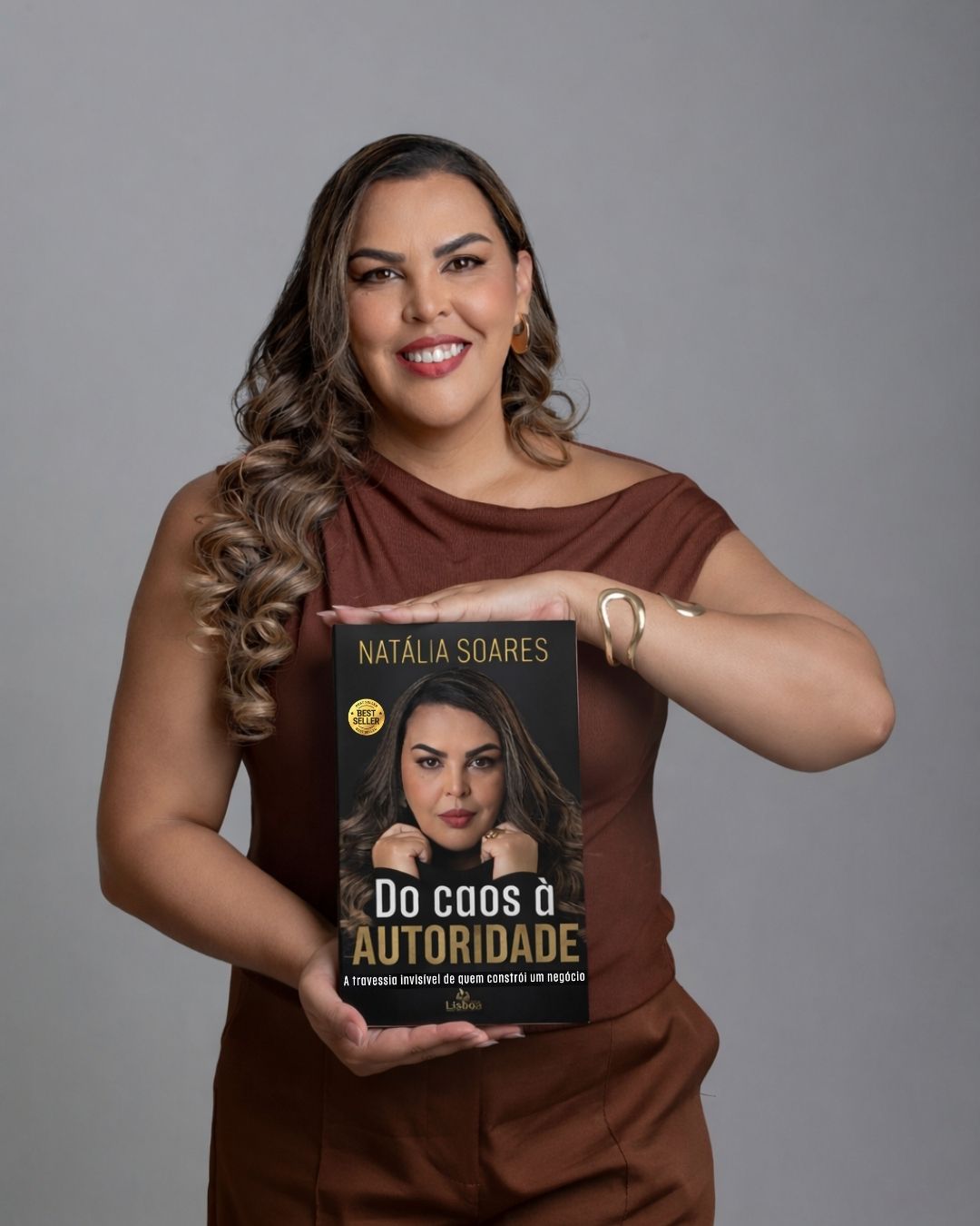 Natália Soares com o livro Do Caos à Autoridade